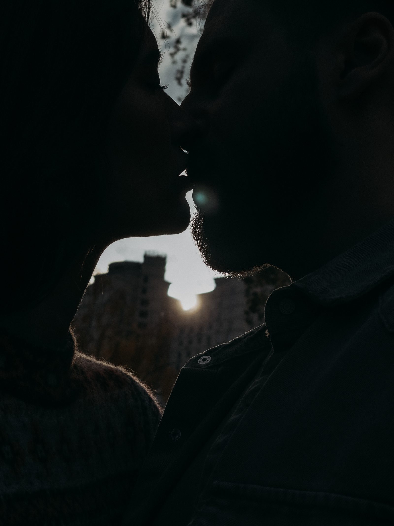 Love couple silhouette kiss city skyline black and white
