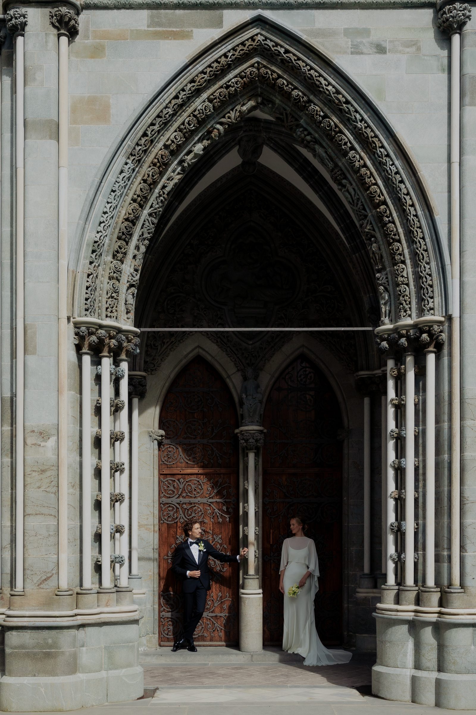 Wedding nidaros cathedral doorway arrival color