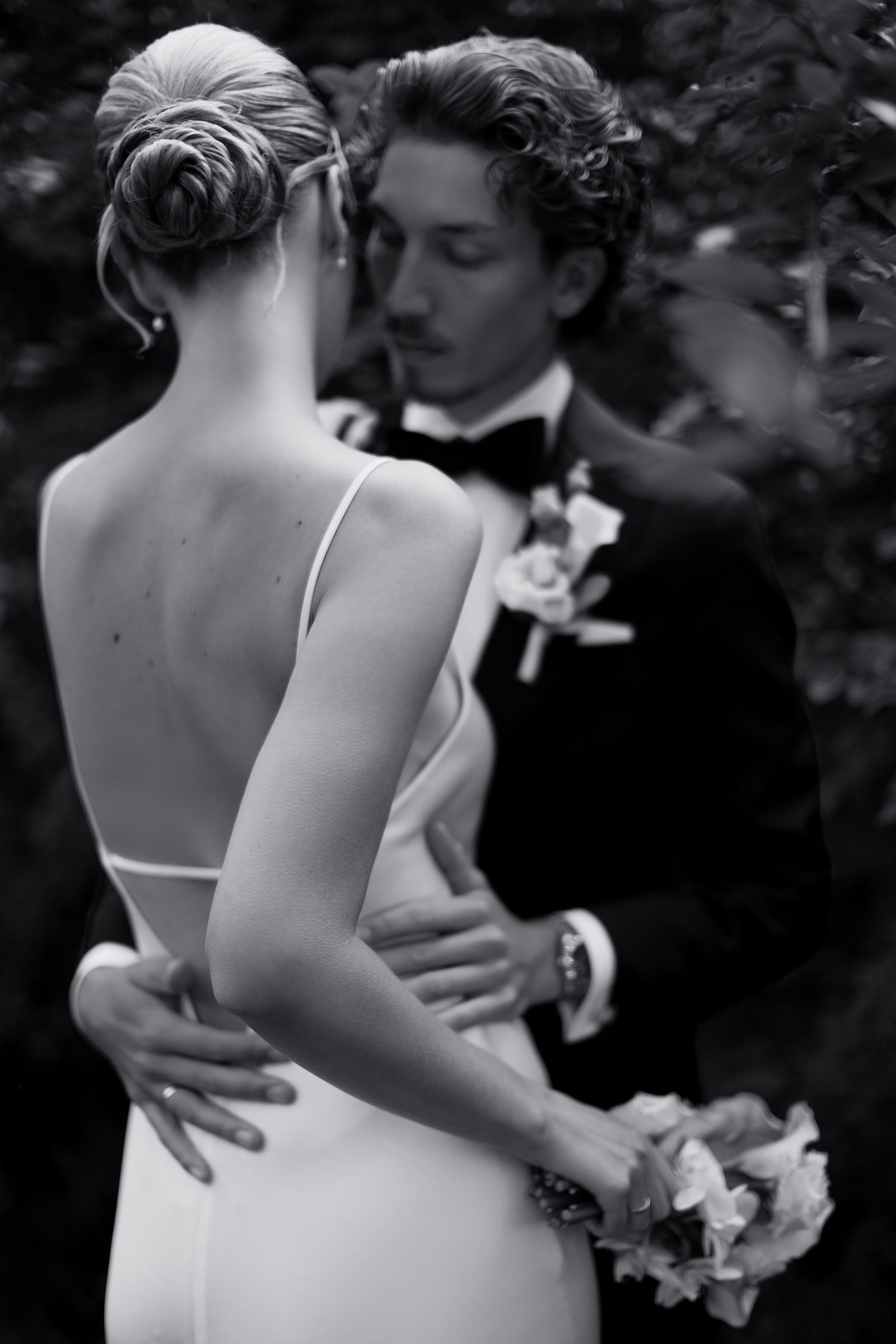 Wedding nidaros cathedral doorway arrival bw